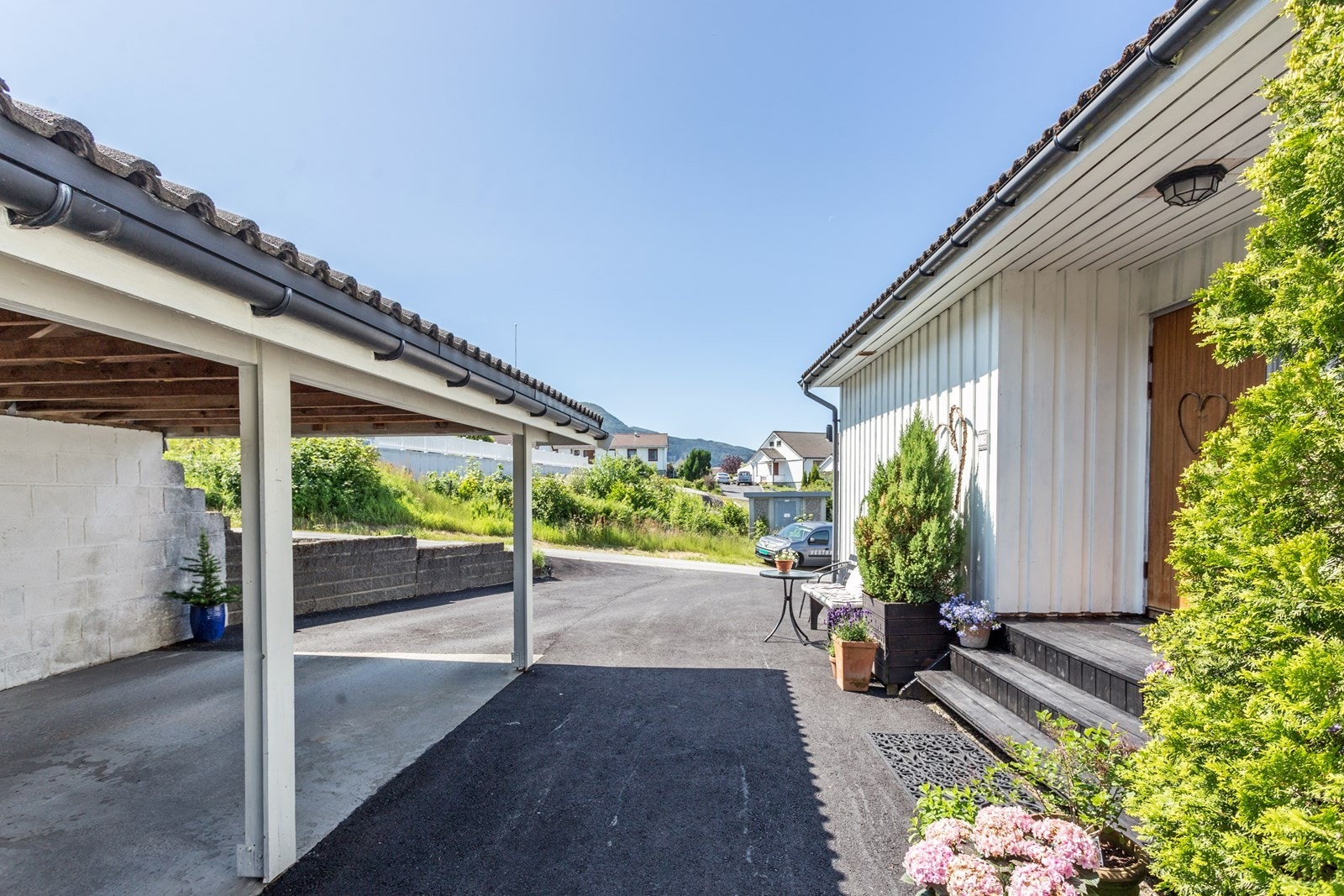 Carport ved inngang Galleribilde