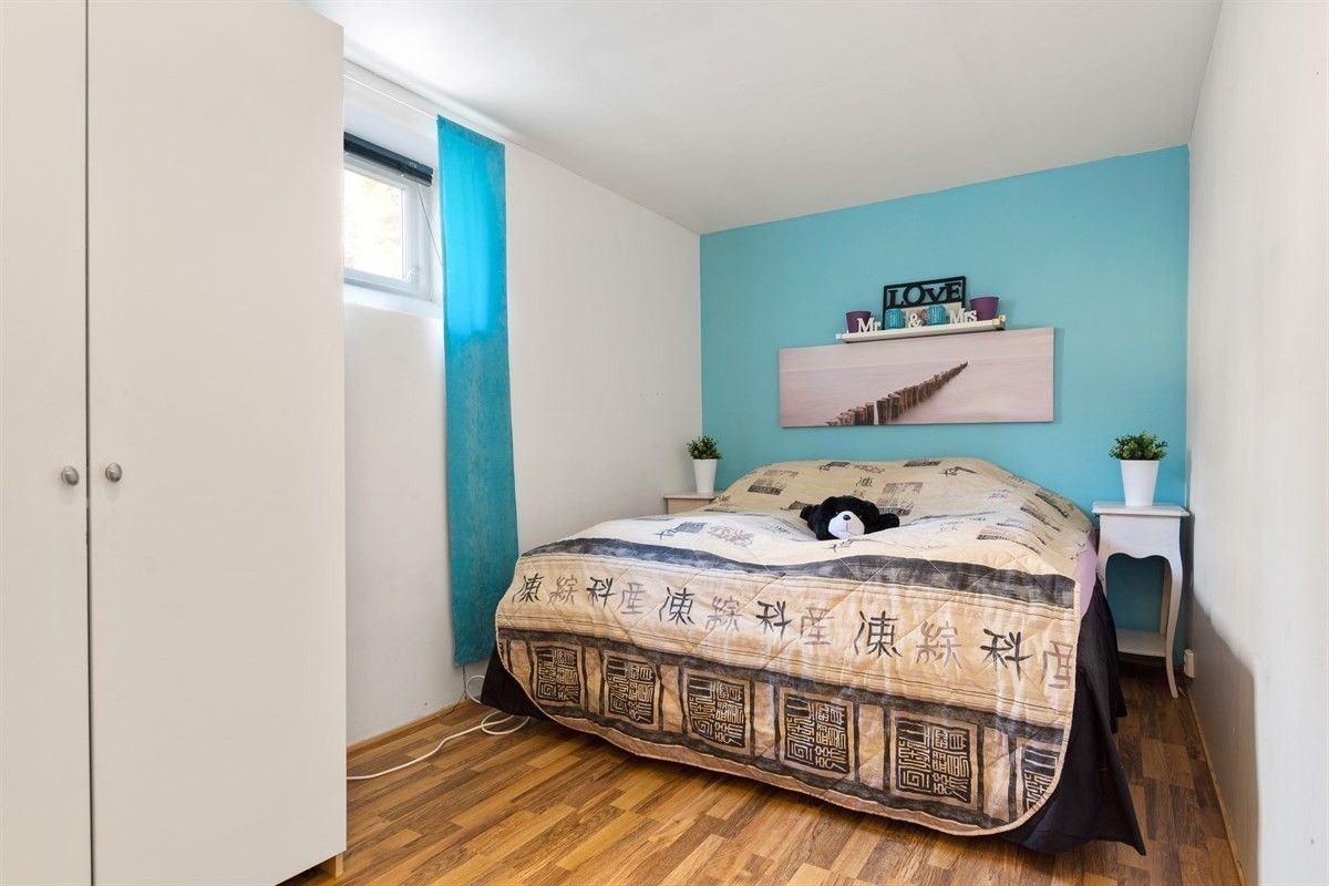 Største soverommet. Blå vegg er malt hvit i etterkant av bildet er tatt. Galleribilde