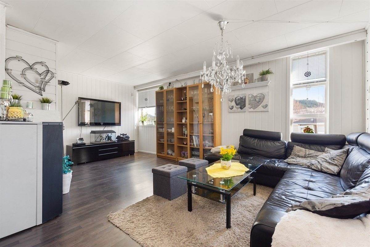 Stor og lys stue. Stuen er malt grønn nå. Galleribilde