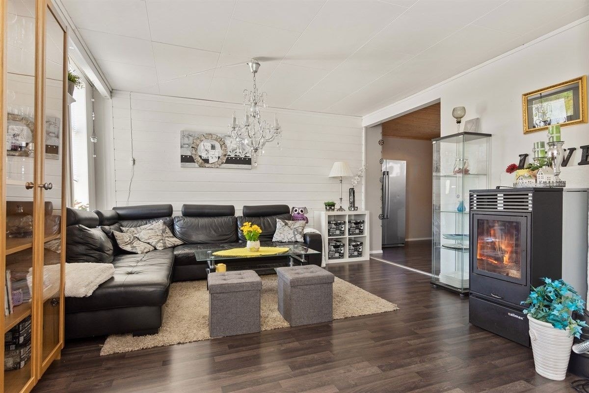 Stua er malt grønn etter dette bildet ble tatt. Også montert ny vedovn etter dette bildet ble tatt. Galleribilde