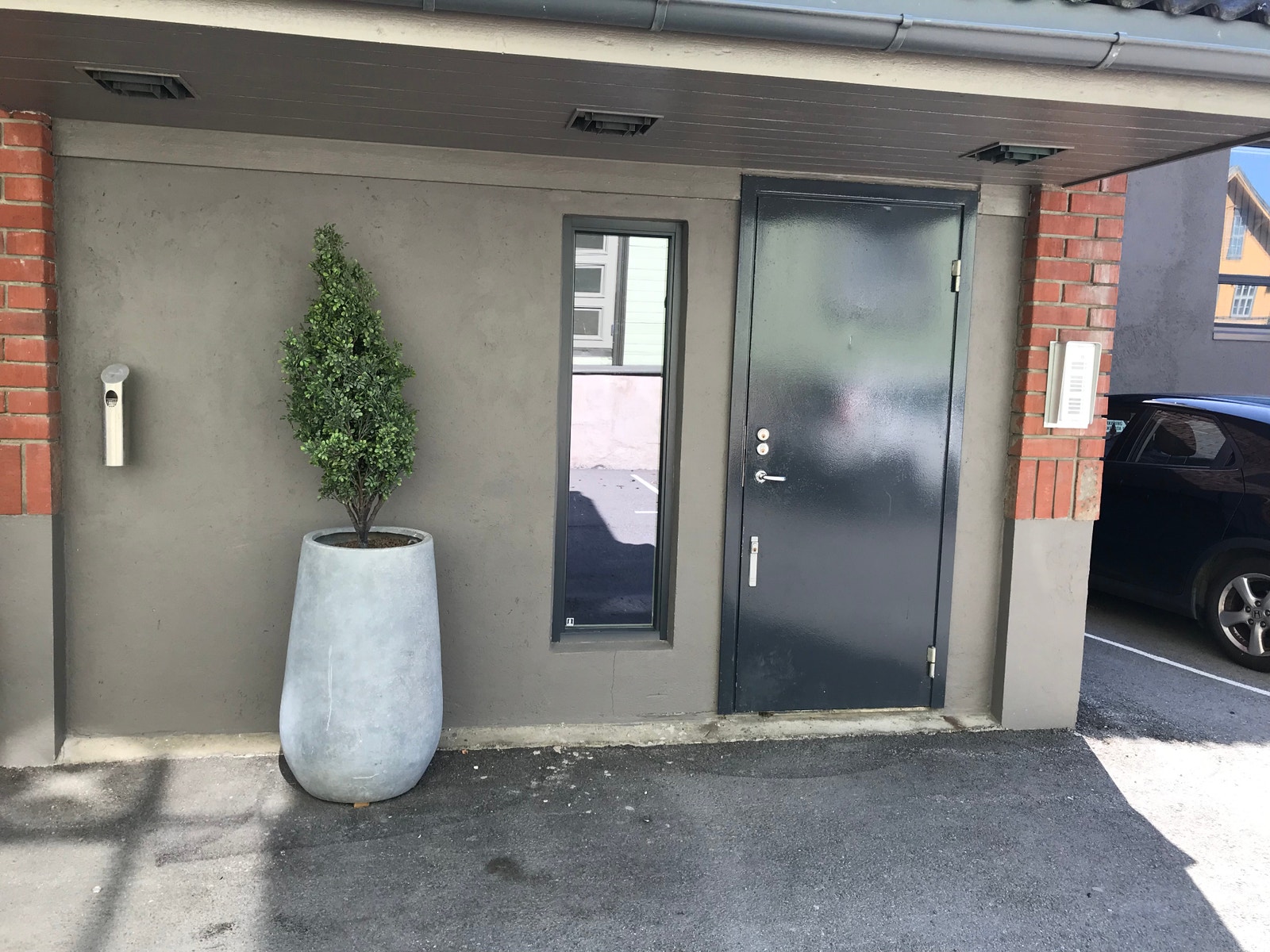 Ingangsparti med port tlf Galleribilde