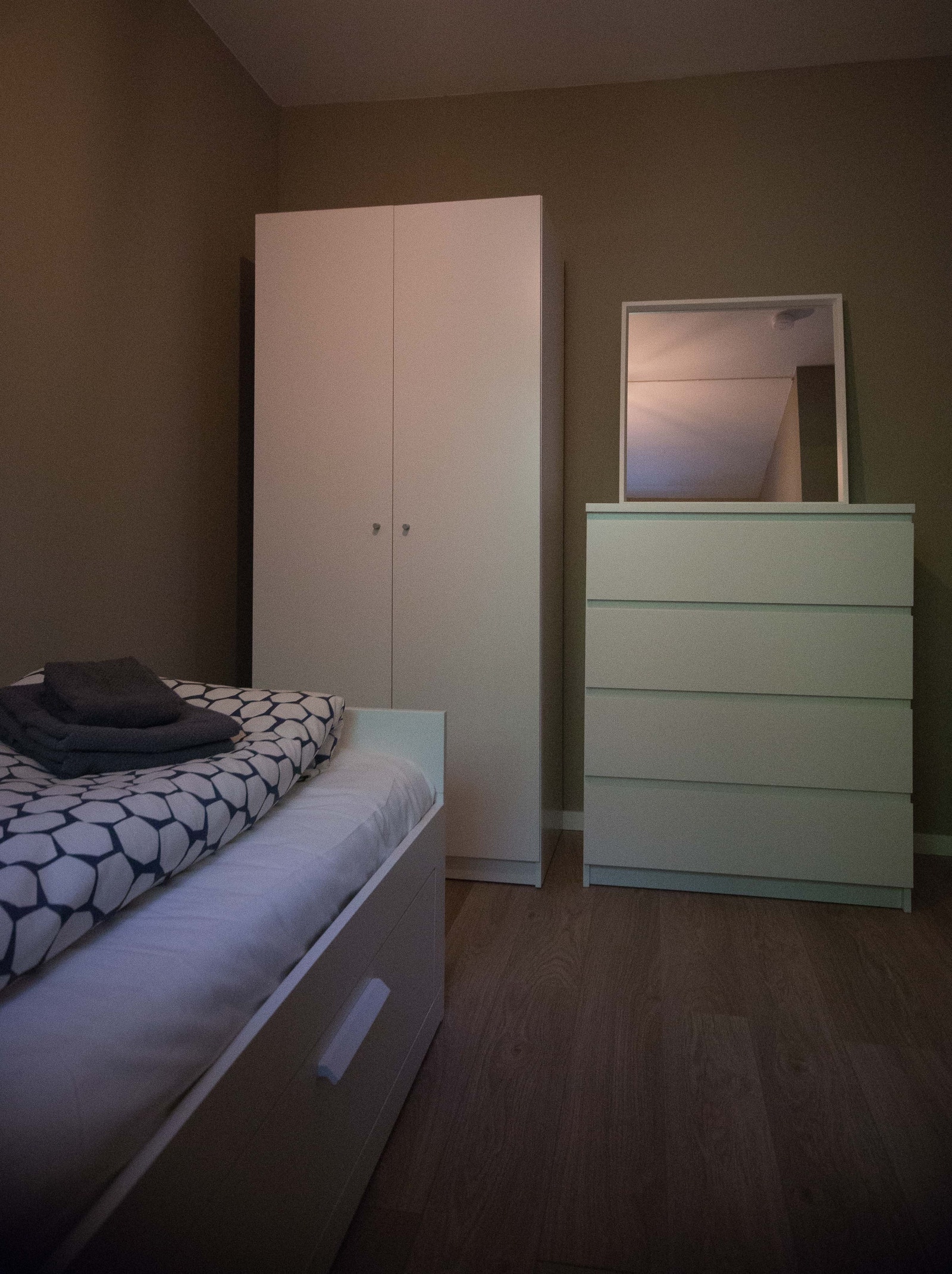 Soverom 2 med skap og kommode. Galleribilde