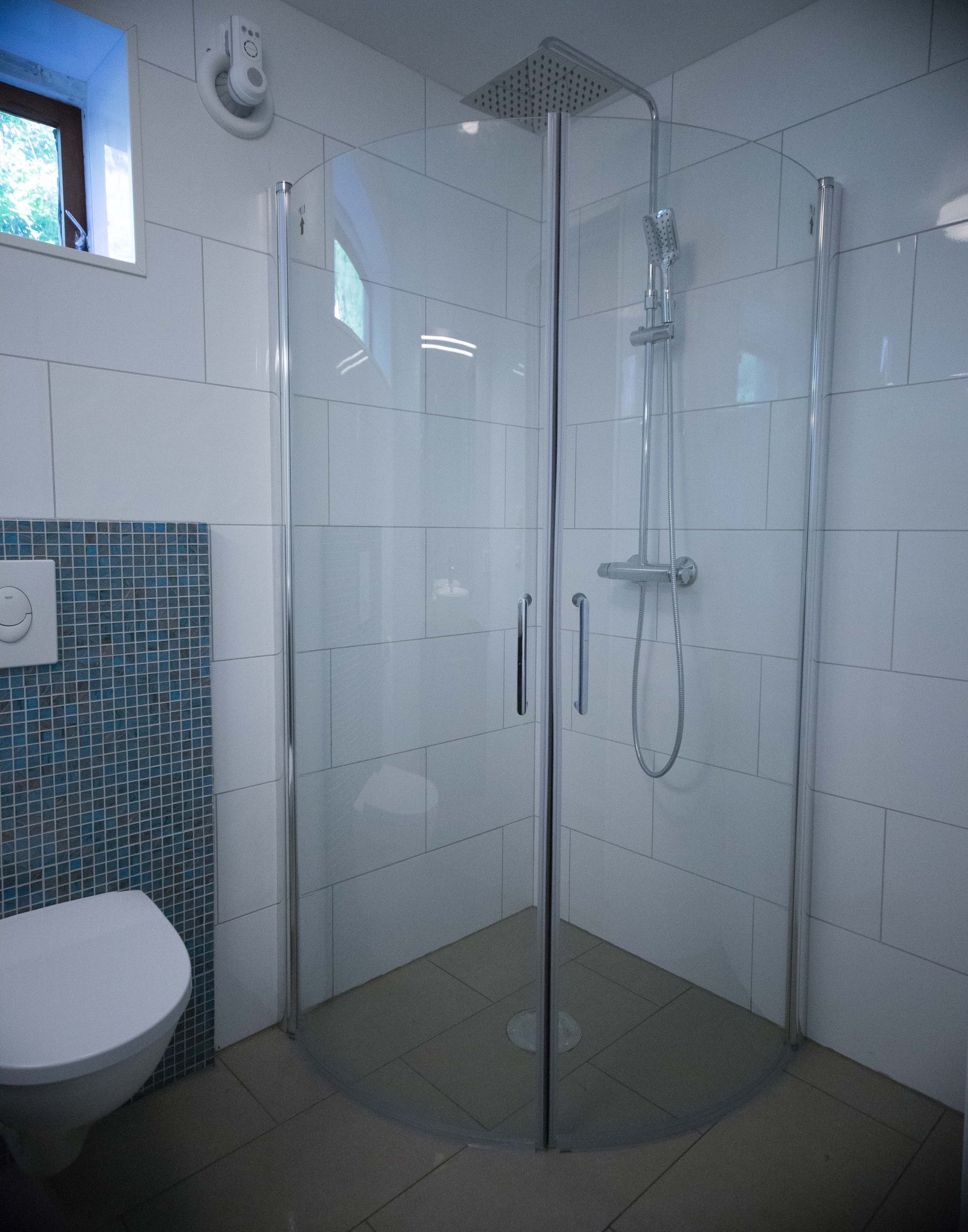 Dusj hjørnet i badet hvor du har stor kraftig dusj ovenfra men også håndholdt dusj i tilegg. Det er også et skap inntil veggen til høyre for dusjen som ikke er med på bildet. Galleribilde