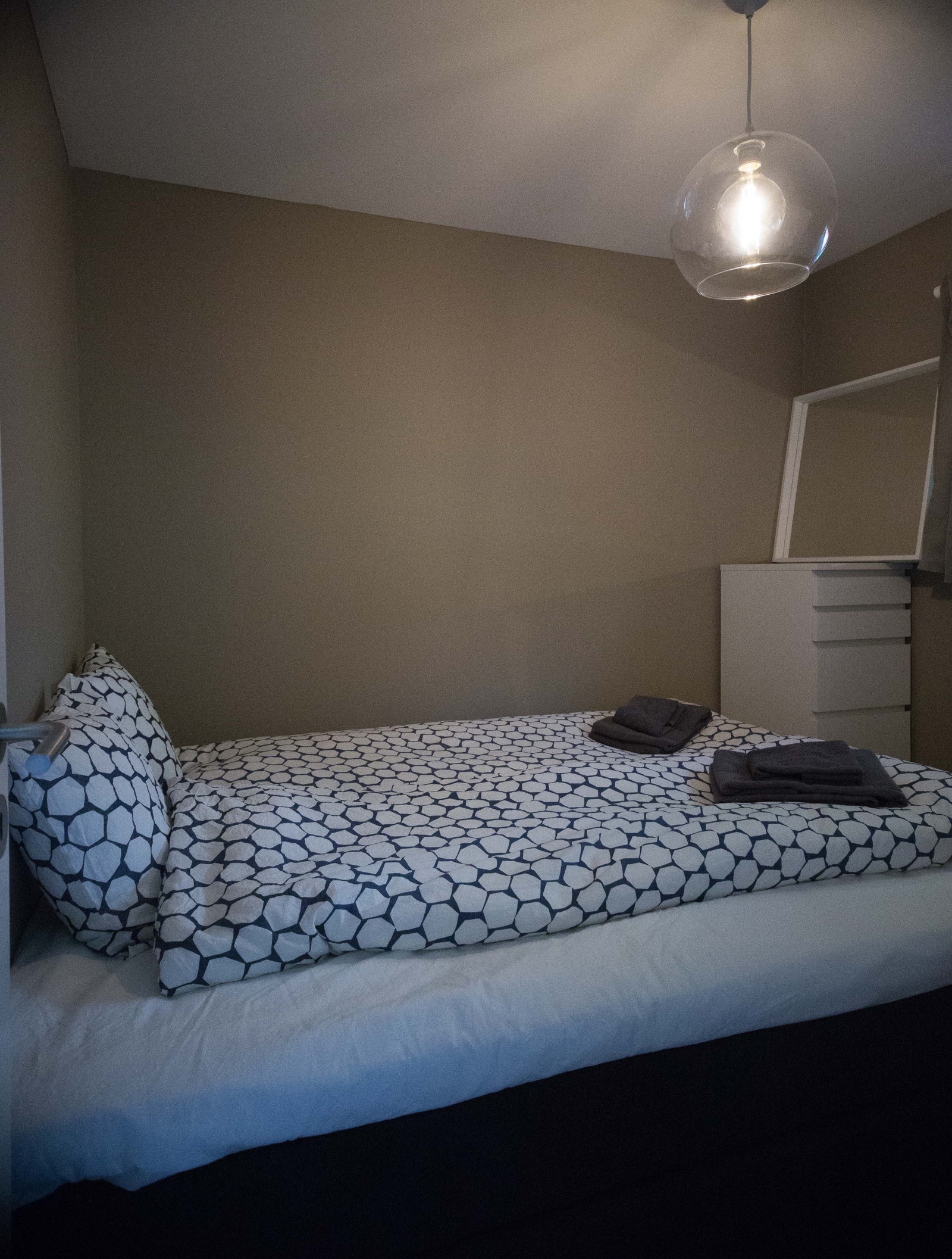 Soverom 1 Kan trekke ut rammen til dobbelseng. Stor tykk madrass. (på bildet viser dobbelt seng men denne er nå byttet ut og har samme seng som er på de to andre soverommene.) Galleribilde