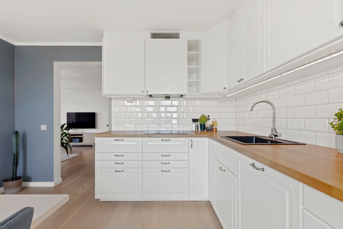 Kjøkkenet har i tillegg god skapplass og alle hvitevarer er integrerte Galleribilde