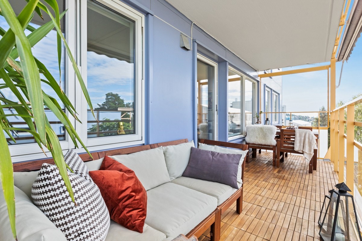 Herlig balkong med gode solforhold fra tidlig ettermiddag til sent på kveld Galleribilde