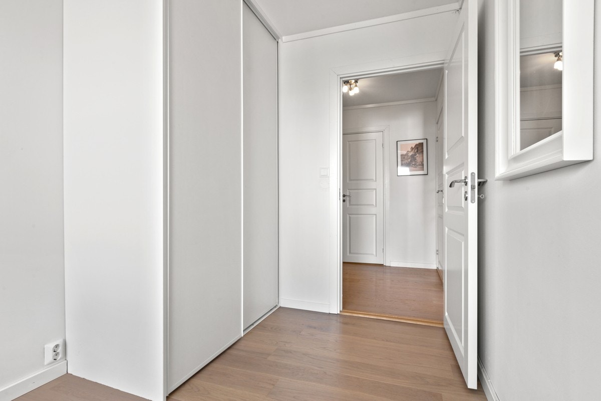 Her er det også god plass til klær i skyvedørsgarderobe Galleribilde