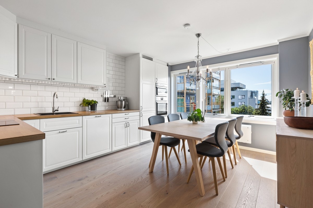 Romslig og flott kjøkken med gode arbeidsflater og plass til spisebord Galleribilde