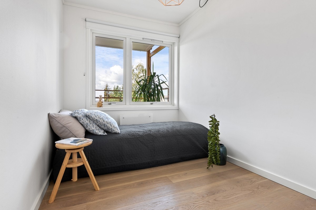 Soverom 2 - Det er plass til seng på tvers og ble tidligere brukt som hovedsoverom med dobbeltseng Galleribilde