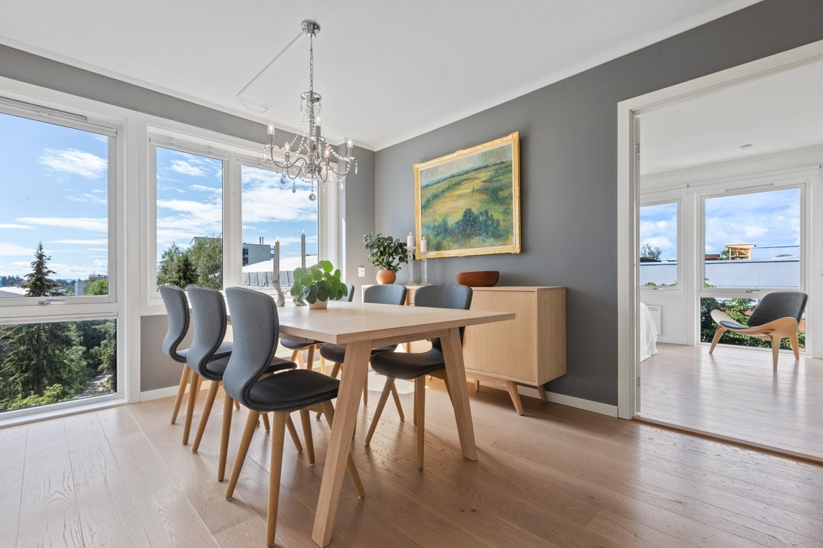 Kjøkkenet egner seg godt for hyggelige middagsselskaper med flott utsyn gjennom flere vindusflater Galleribilde