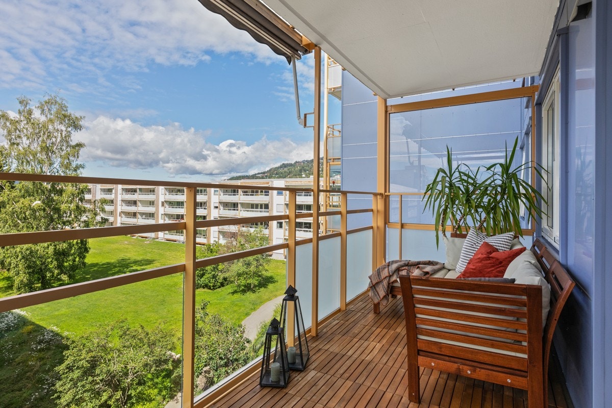 Balkongen er utstyrt med motorisert markise Galleribilde