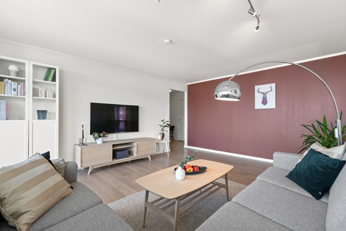 Plass til stor hjørnesofa og tv i stuen - Kjapt fiberinternett og kanaler er inkludert i felleskostnadene Galleribilde