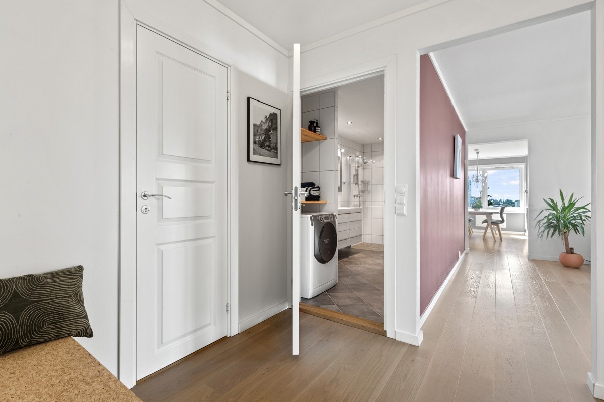 Fra entréen er det adkomst til en liten bod/garderobe med hattehylle, hengestang og hyllesystem Galleribilde