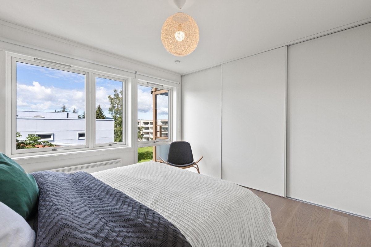 Klesoppbevaringen blir enkel med stor skyvedørsgarderobe langs hele veggen Galleribilde