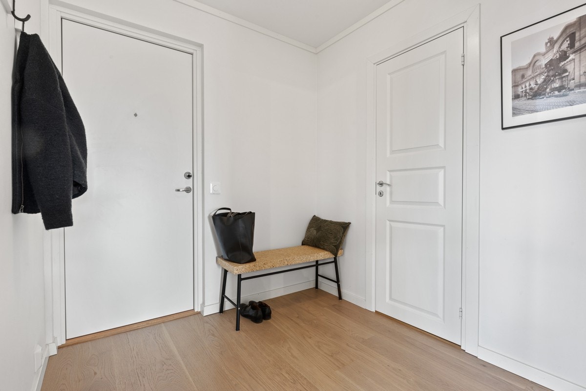 Entréen er innbydende og gir deg et godt førsteinntrykk av leiligheten Galleribilde