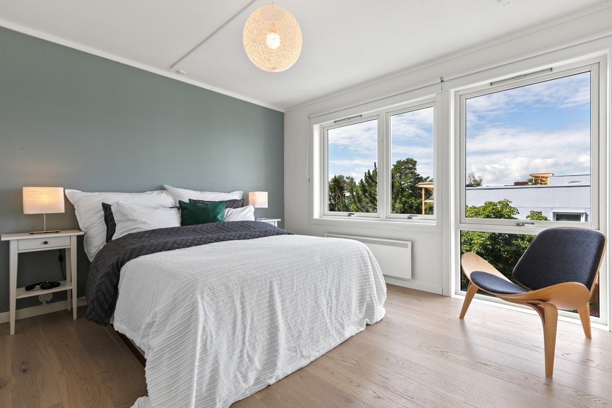 Hovedsoverommet er lett og delikat med kontrastvegg i behagelig fargetone og gode vindusflater Galleribilde