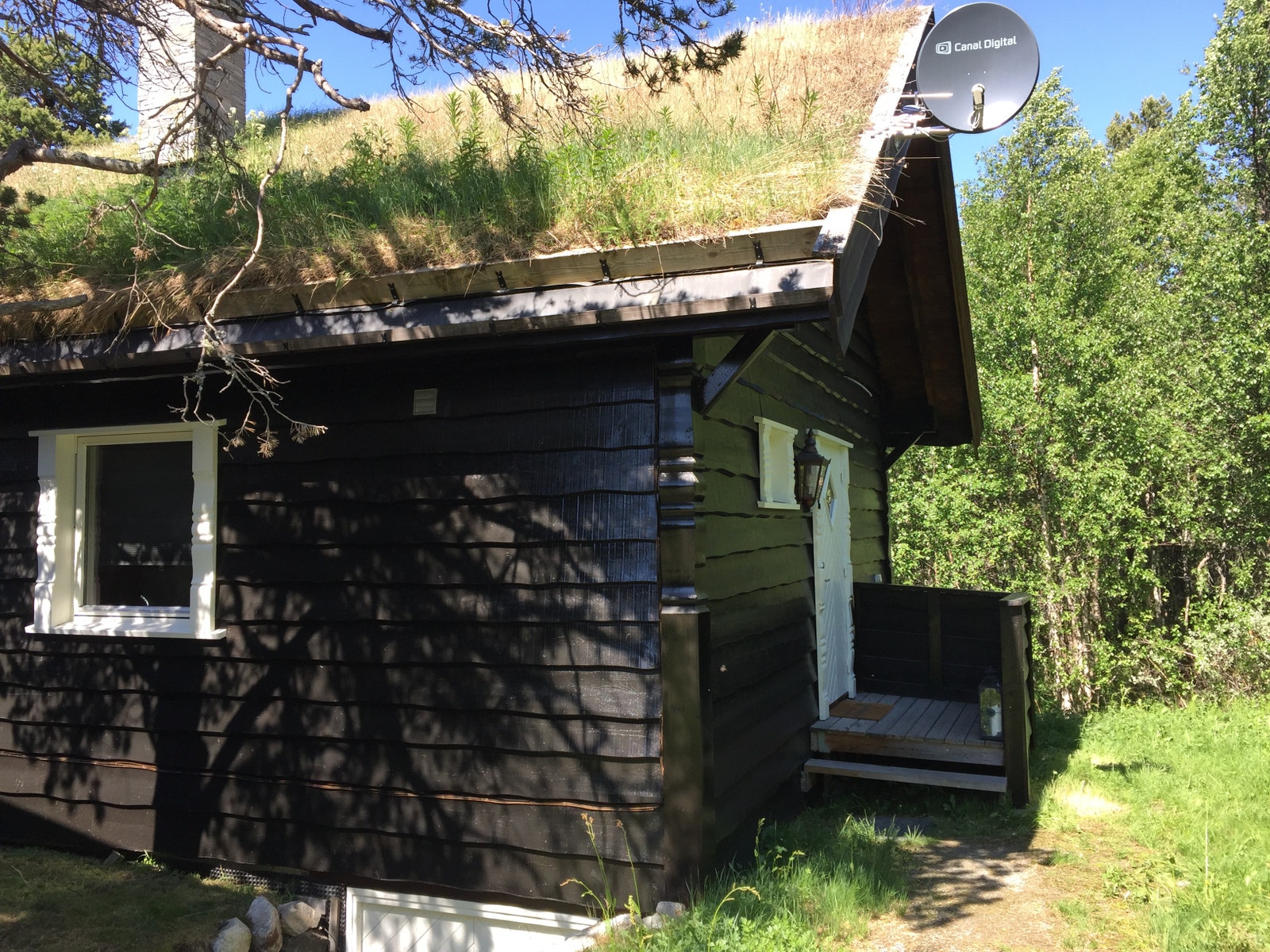 Møblert anneks med biloppstillingsplass ved inngangspartiet Galleribilde