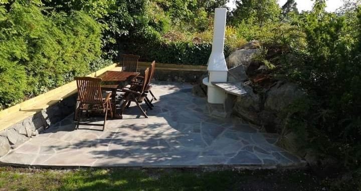 Nylagt skifer på platting ved siden av huset som er fin til grilling og avslapping utover året og fin til å brenne bål i om høsten og vinter og kose seg rundt. Galleribilde
