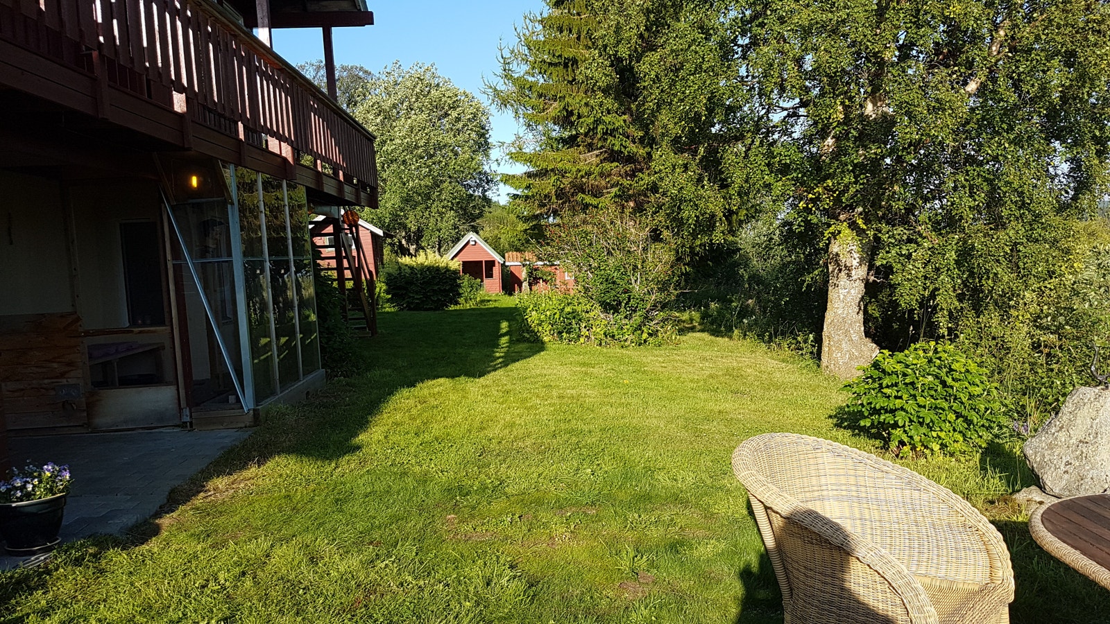 Stor og fin hage, skjermet fra trafikk, trygt for barn og dyr. Galleribilde