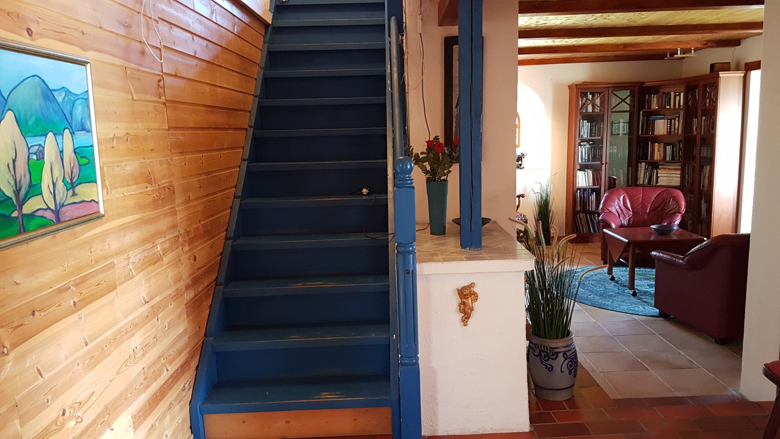 Trapp til andre etasje. To vedovner. Varmepumpe. Galleribilde