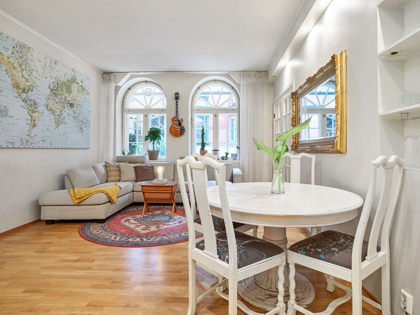 Boligen er preget av de buede vindusflatene Galleribilde