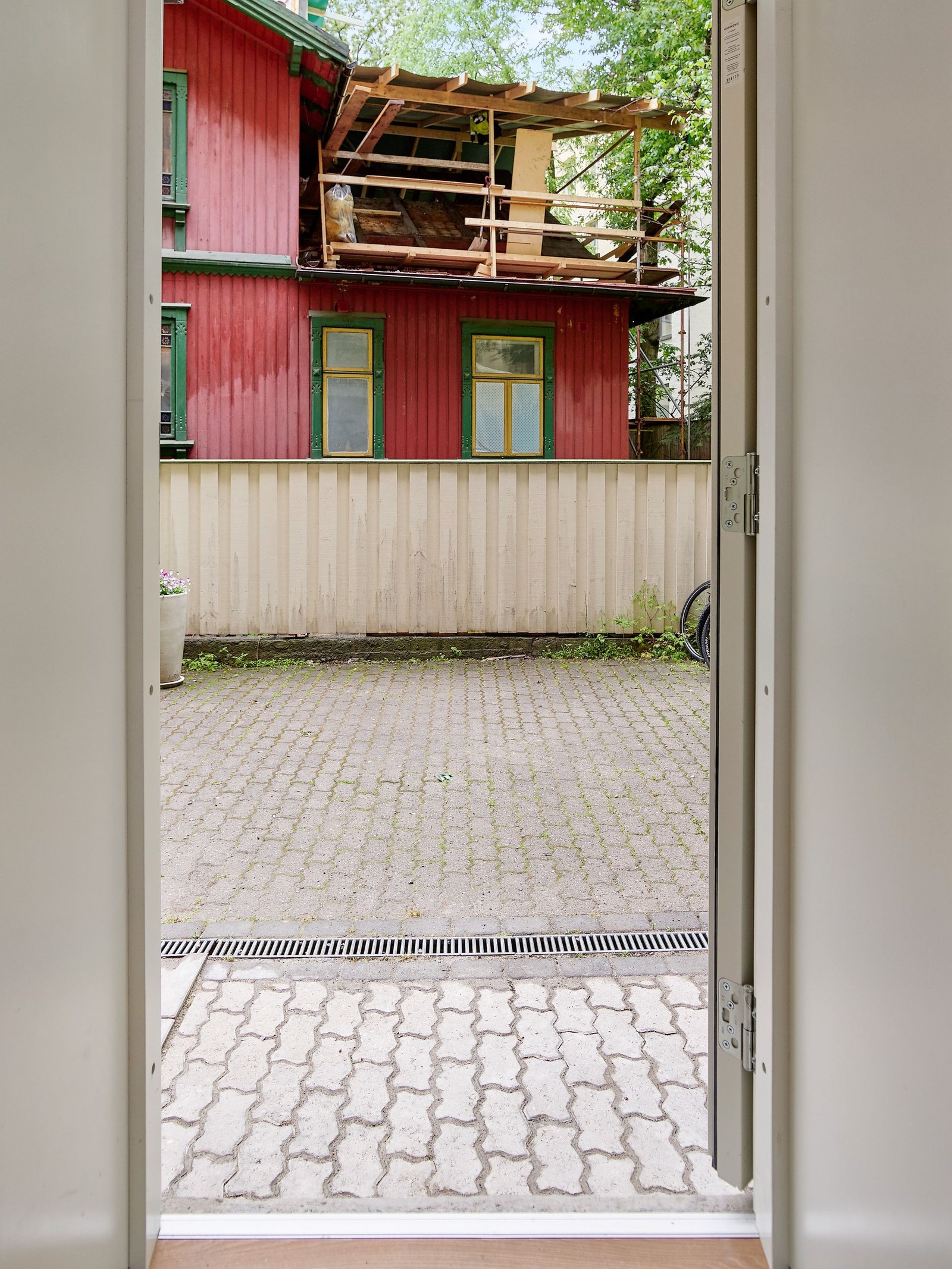 Fra soverom 2 er det direkte utgang til bakhage (villa under rehabilitering, forventet ferdig i slutten av sommeren) Galleribilde