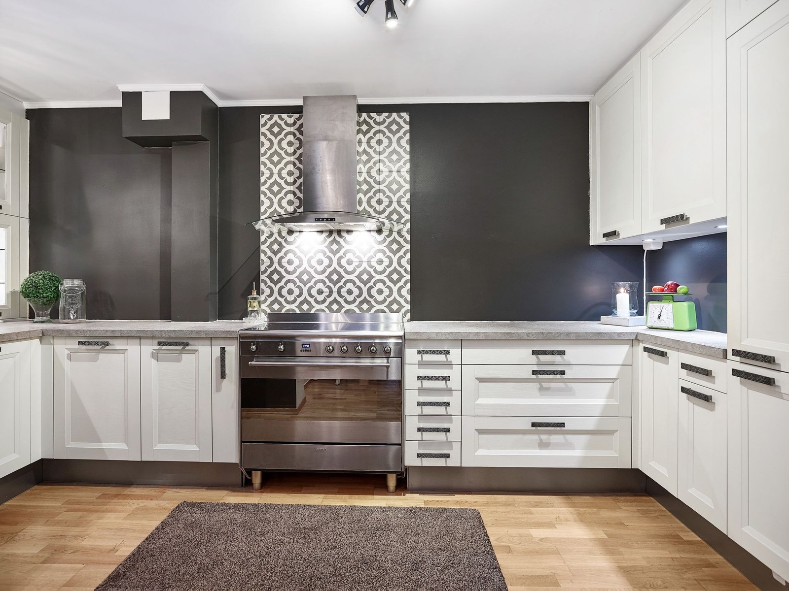 Rikelig med skap- og benkeplass Galleribilde