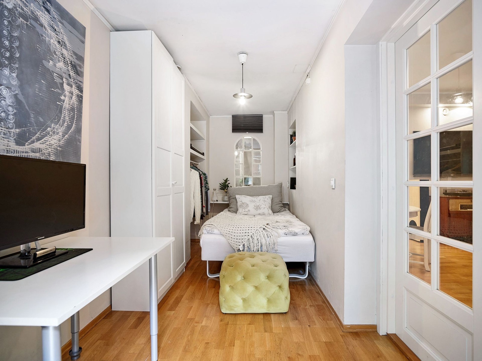 Soverom nummer to har plass til seng, garderobeskap og skrivebord Galleribilde