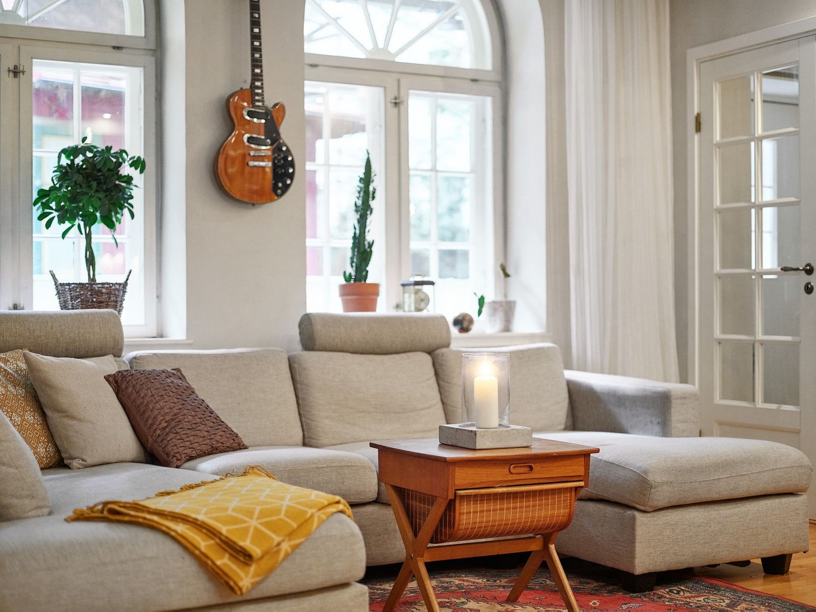 Store, gode vindusflater som slipper til rikelig med naturlig lys Galleribilde