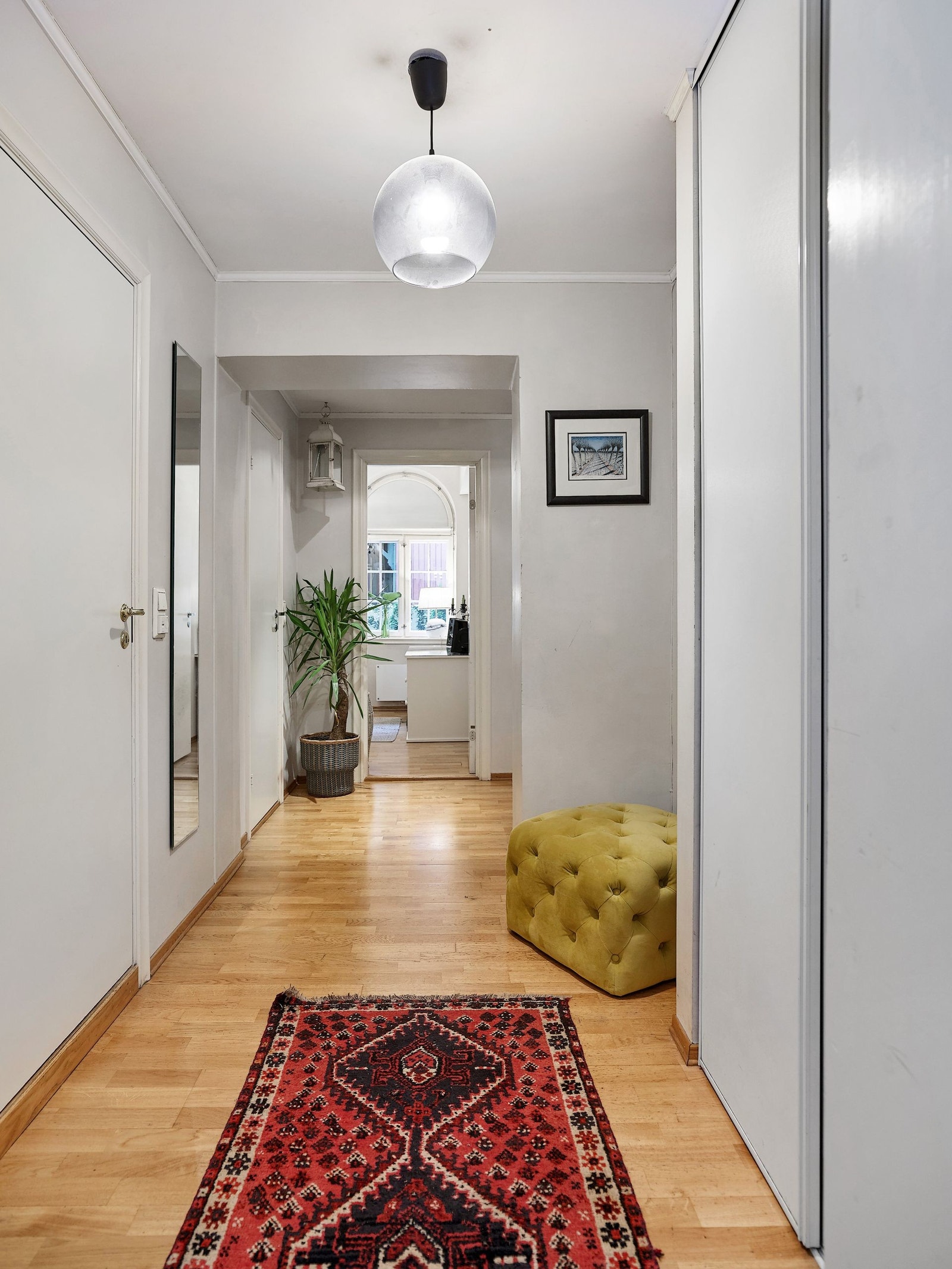 Lys og innbydende entré med skyvedørsgarderobe. Plass til ytterklær og sko Galleribilde