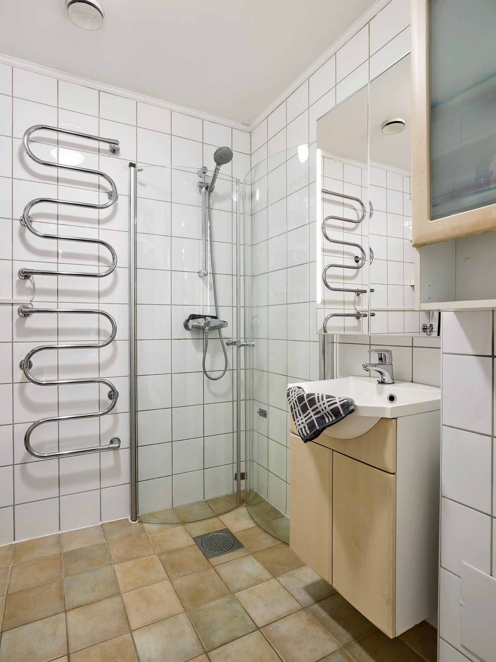 Varme i gulv, opplegg for vaskemaskin og god belysning Galleribilde