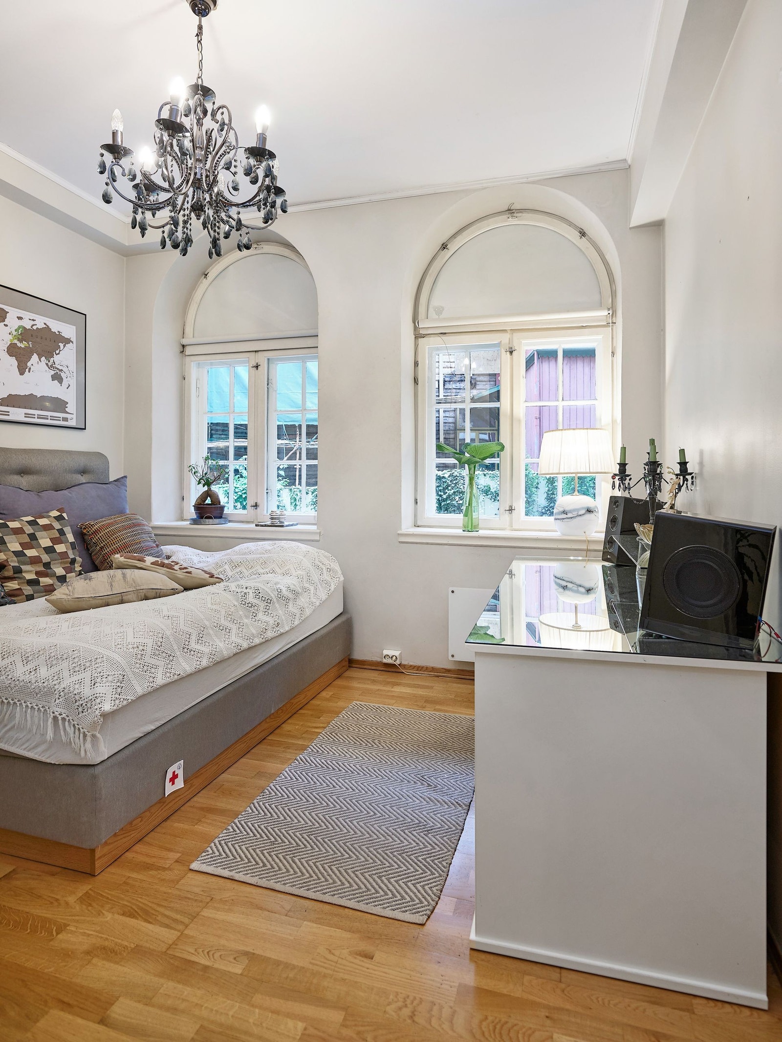 Hovedsoverommet er romslig og har plass til dobbeltseng, nattbord og garderobeskap Galleribilde