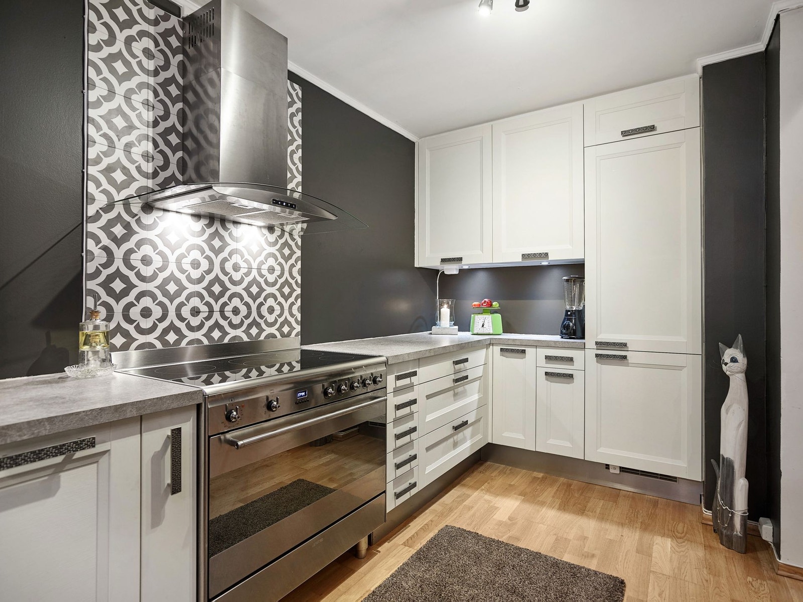 Hvitevarene består av komfyr med keramisk platetopp, oppvaskmaskin, mikrobølgeovn og kjøleskap med fryser Galleribilde