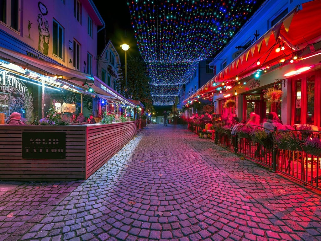 Downtown is hip with its colourful restaurant street. The area is filled with options for entertainment, cultural, recreation, shopping, and more. Galleribilde