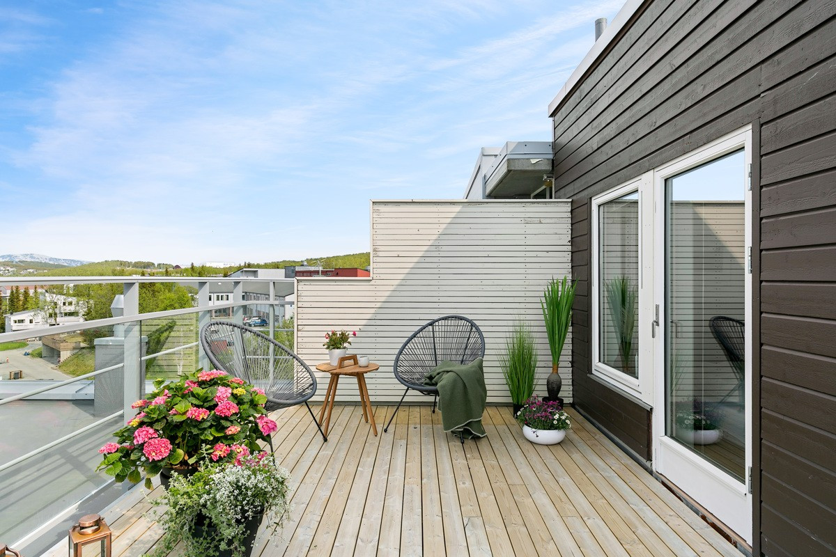 Stor vestvendt takterrasse med lang solgang og flott utsikt!