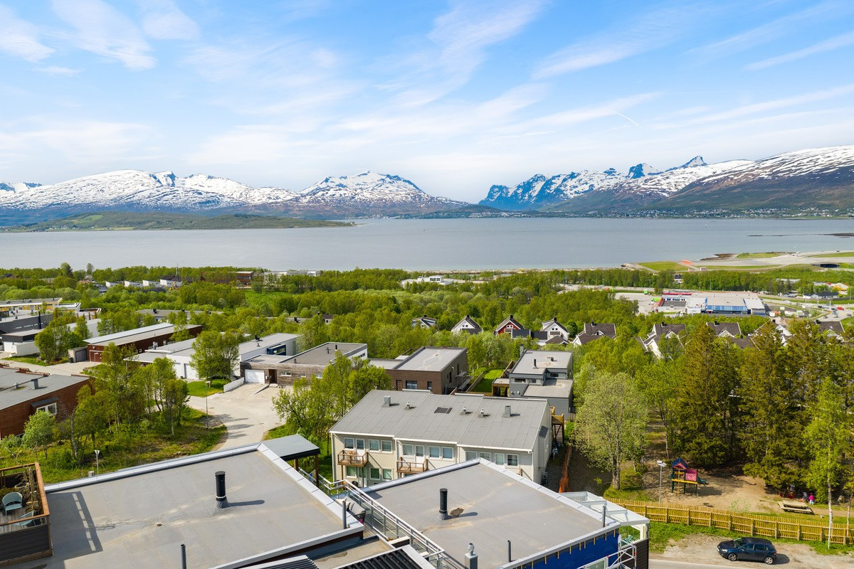 Bygget er flott plassert i terrenget. Fantastiske utsiktsforhold mot fjellene på Kvaløya