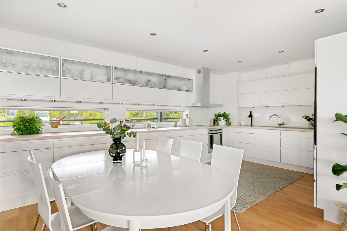 Stort kjøkken med mye skap og benkeplass! Downlights i tak. Integrerte hvitevarer medfølger.