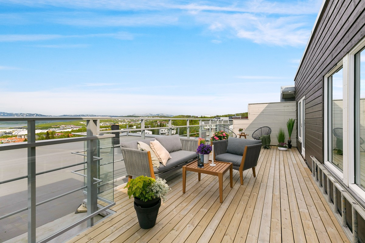 Stor vestvendt takterrasse med lang solgang og flott utsikt!