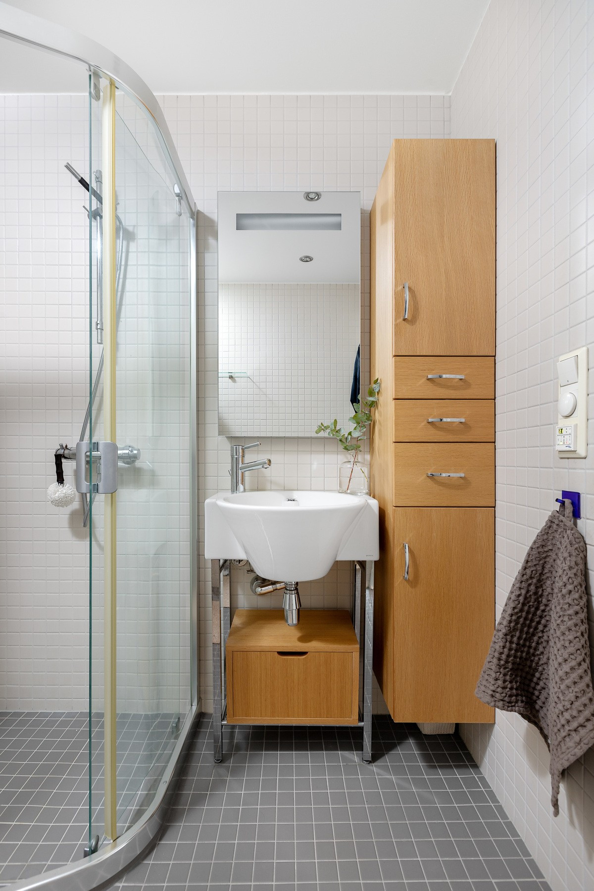 Bad i hovedplan. Badet er tilknyttet hovedsoverom via mellomgang.
