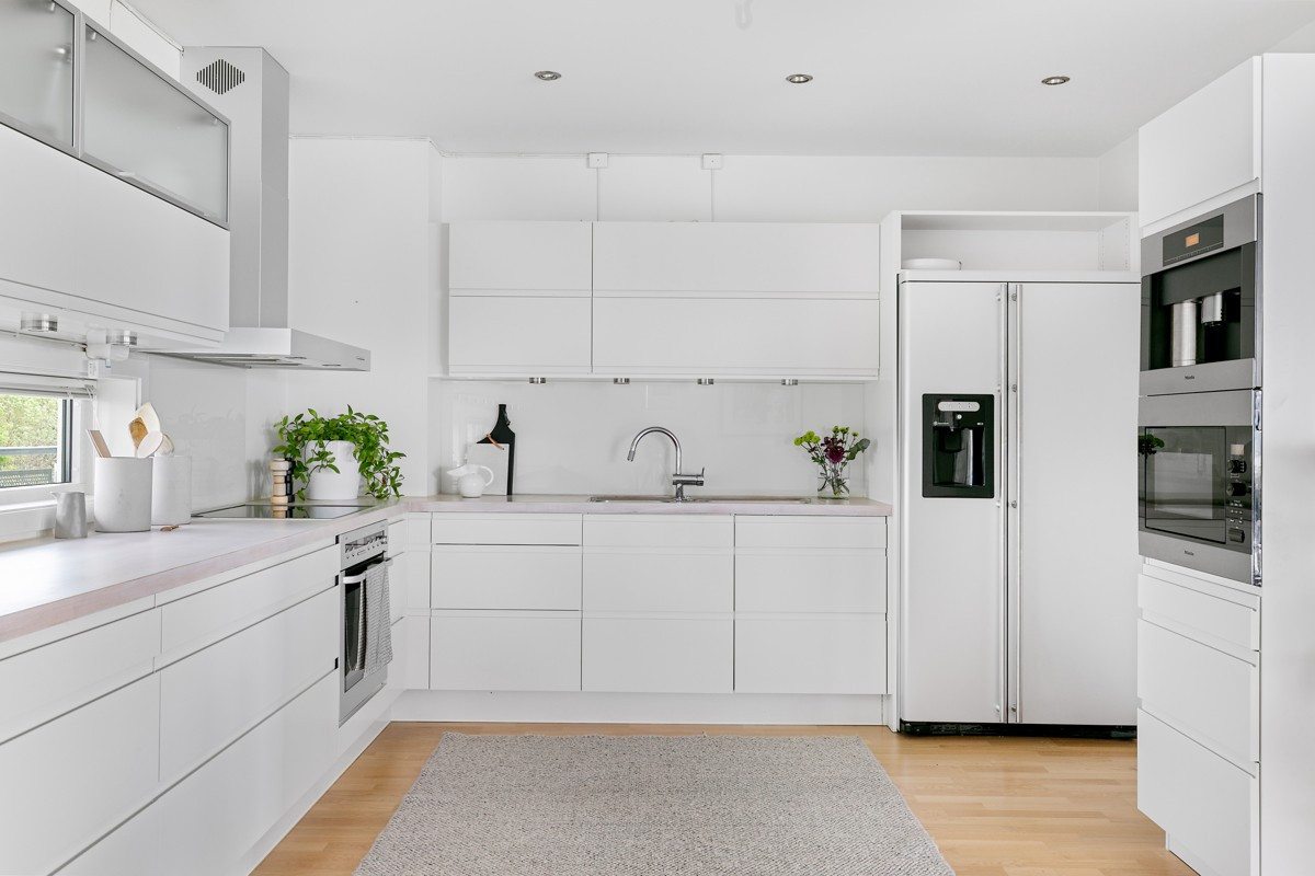Stort kjøkken med mye skap og benkeplass! Downlights i tak. Integrerte hvitevarer medfølger.