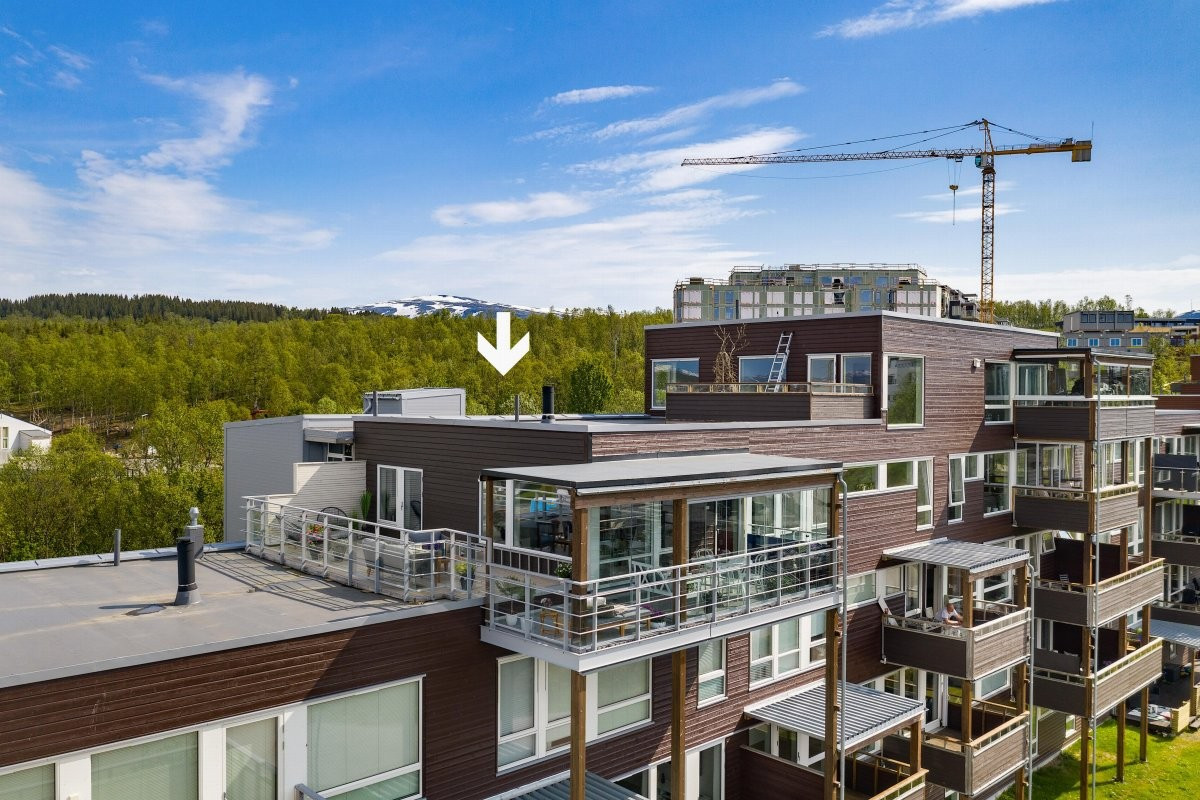 Stor hjørneleilighet i front av bygget. Stor vinterhage mot sør og takterrasse mot vest!