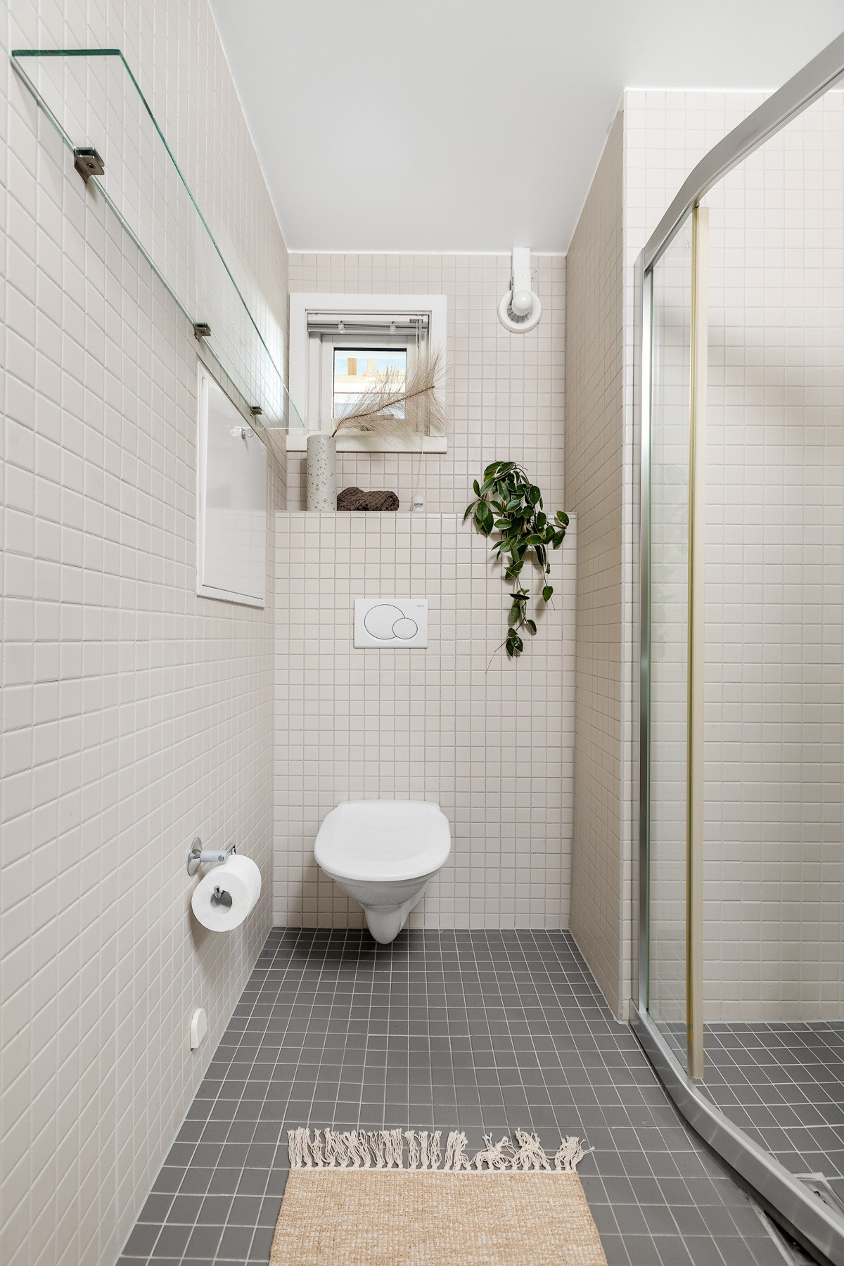 Bad i hovedplan. Badet er tilknyttet hovedsoverom via mellomgang.