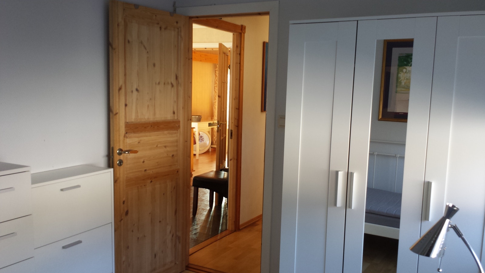 Soverom3 sett fra sengen. Kjøkken til venstre, badet2 til høyre og stue rett frem. Garderobe på vegg. Galleribilde