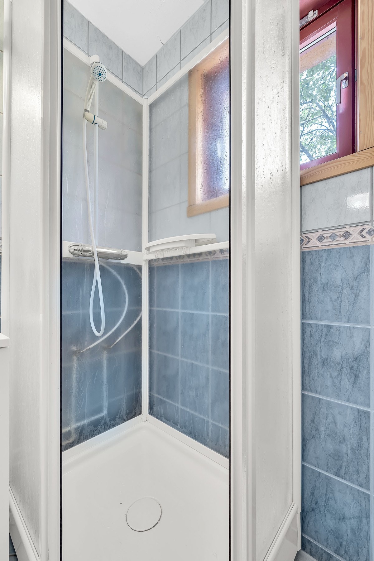 Dusjkabinett med skyvedører. Galleribilde