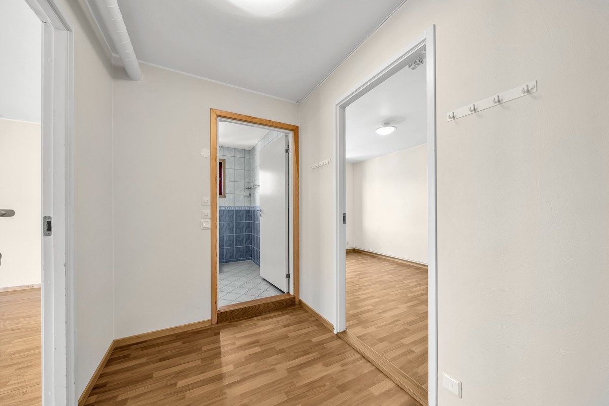 Arealeffektiv entré med plass til oppbevaring av yttertøy og sko. Galleribilde