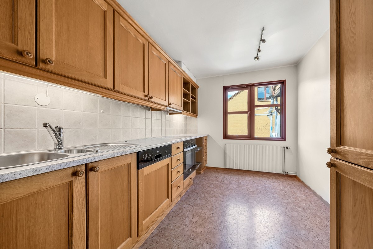 Separat kjøkken med plass til spisebord. Galleribilde