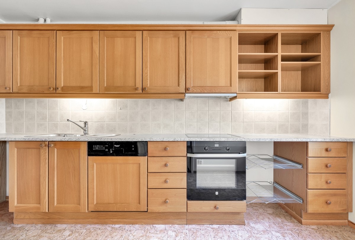 Kjøkkenet er utstyrt med integrert stekeovn, platetopp, oppvaskmaskin og ventilator. Galleribilde