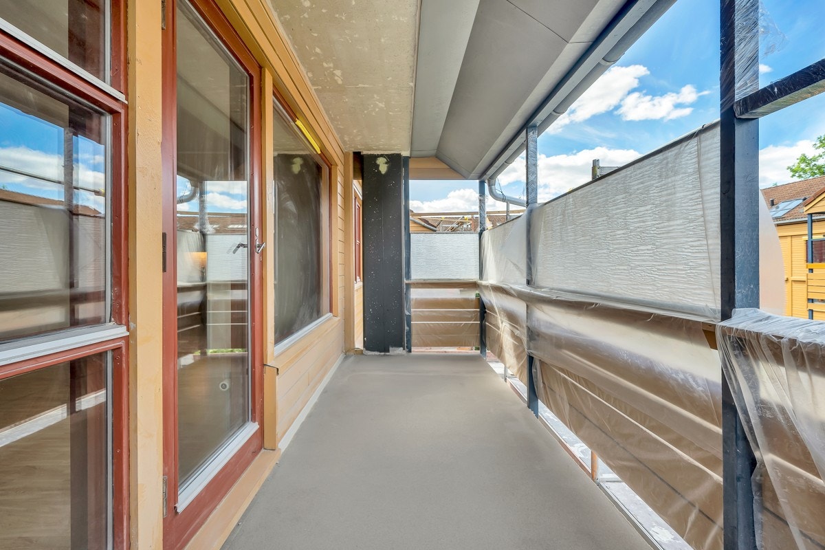 Stor, nordvestvendt balkong på 7,7 kvm med god plass til diverse utemøblement. Galleribilde