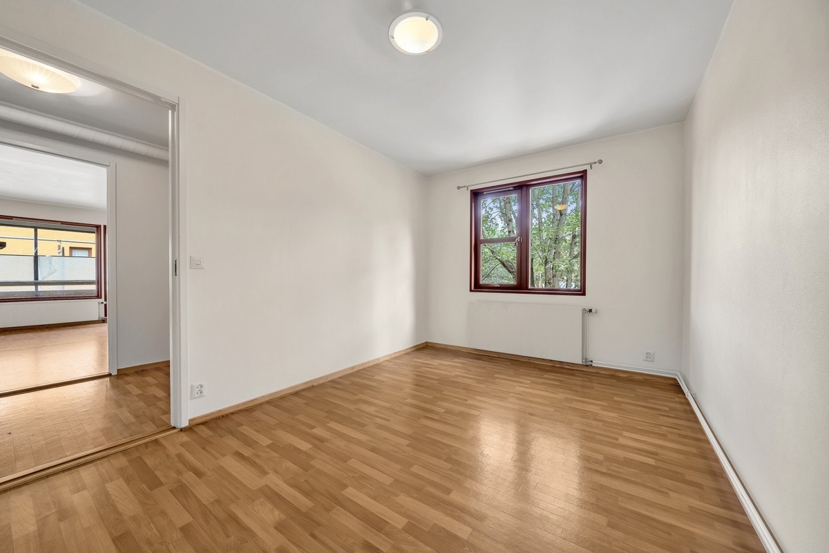 God plass til dobbeltseng, nattbord og annet ønskelig møblement. Galleribilde