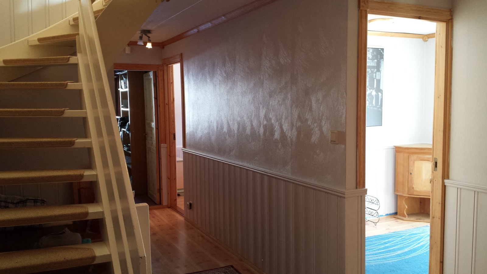 Innergang. Dør til yttergang/soverom4 til høyre. Ytterligere til høyre ligger døren til soverom1. Til venstre er dør soverom2 og videre til venstre er vaskerom og bod. Galleribilde